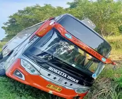 Bus Rosalia Indah yang mengalami kecelakaan di KM 370 Tol Semarang-Batang, Kamis (11/4/2024). [Foto: ANTARA]