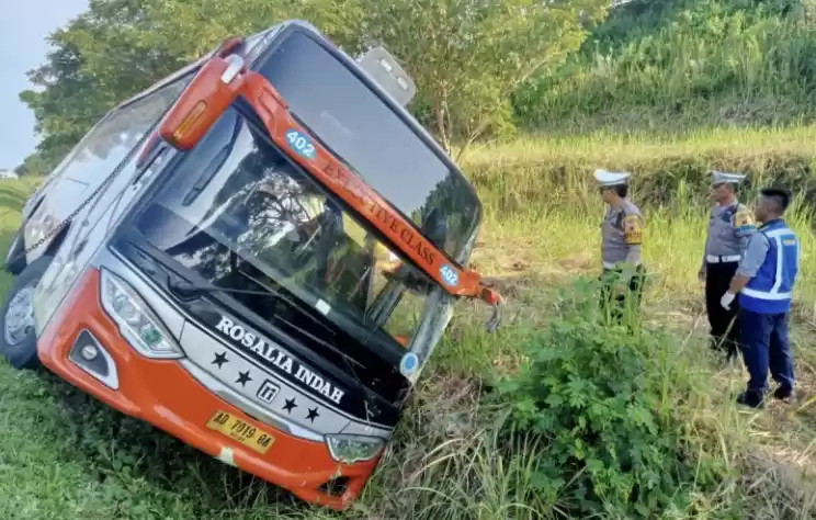 Bus Rosalia Indah mengalami kecelakaan di ruas Tol Semarang-Batang, Kamis (11/4/2024). [Foto: ANTARA]