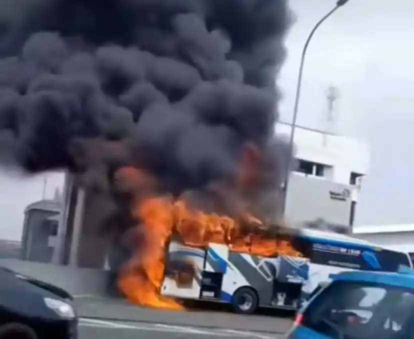Bus Terbakar di Tol Wiyoto Wiyono Jatinegara [Foto: Instagram/@jakarta.terkini]