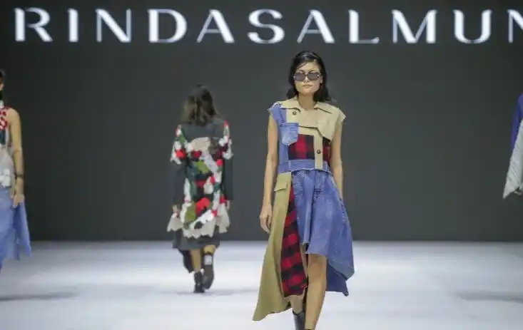 Busana rancangan desainer Rinda Salmun ditampilkan dalam ajang JFW 2025 di Pondok Indah (Foto: Antara)