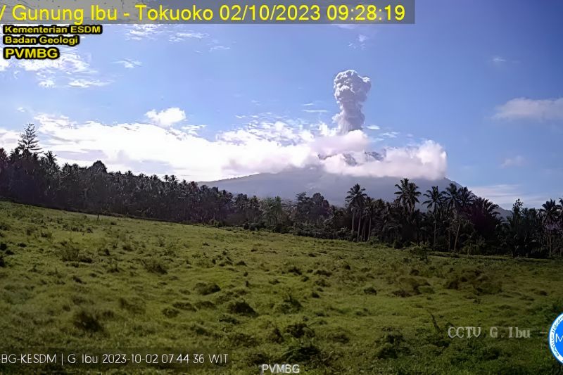 Gunung Ibu Luncurkan Abu Vulkanik Setinggi 1.200 Meter