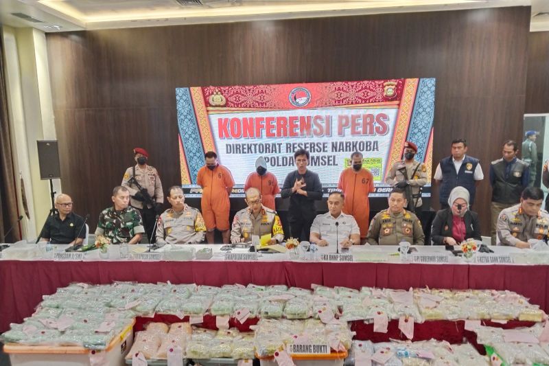 Konferensi pers 111 kg sabu dan 131.695 butir ekstasi di Mapolda Sumsel, di Palembang, Minggu (11/2). (Foto: ANTARA)