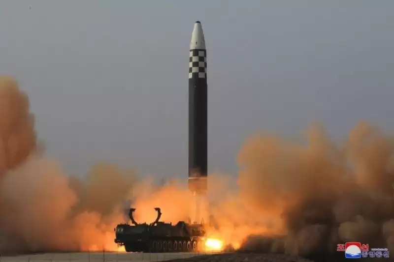 Uji coba peluncuran rudal balistik antarbenua (ICBM) Hwasongpho-17 milik Korut, pada Sabtu (25/1).