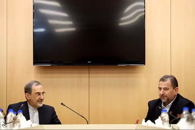 Wakil Pemimpin Hamas Saleh Al-Arouri (kanan) dan mantan menteri luar negeri Iran Ali Akbar Velayati. (Foto: Antara)
