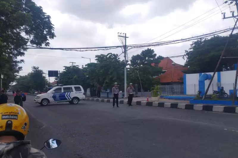Situasi di depan Kantor Subdensi Pom Detasemen I Kepolisian Daerah Jawa Timur, Surabaya, Jatim, Senin (4/3). [Foto: Antara]