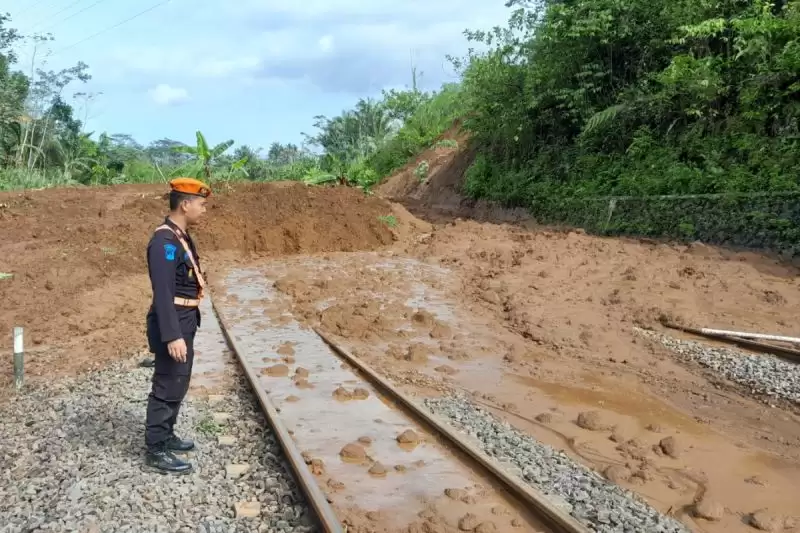 Polsuska KAI Sedang Memantau Tanah Longsor di Jalur Kereta (Foto: Antara)