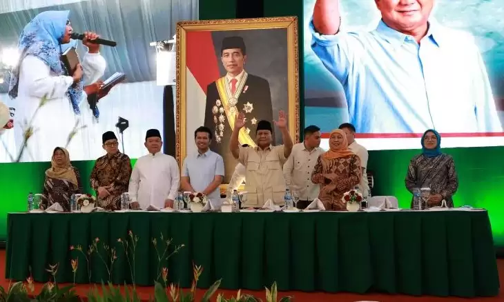 Calon Presiden Nomor Urut 02 Prabowo Subianto berfoto bersama sejumlah tokoh masyarakat, relawan, serta anggota Muslimat NU dari Jawa Timur [Foto: ANTARA]