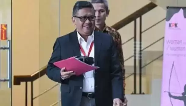 Hasto Kristiyanto berjalan meninggalkan ruangan usai menjalani pemeriksaan di gedung KPK, Jakarta, Jumat (24/1/2020)