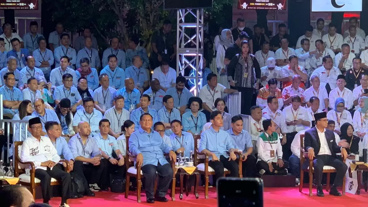 Prabowo dan Gibran (tengah) jelang debat pilpres 2024 (Foto: MI/Dhanis)