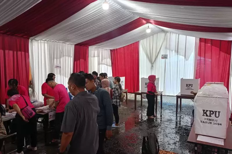 Situasi TPS 033 di Tapos, Cimanggis, Depok, Jawa Barat, tempat Wakil Presiden Ma'ruf Amin dan istri menggunakan hak pilih, Rabu (14/2). (Foto: ANTARA/Rangga Pandu)