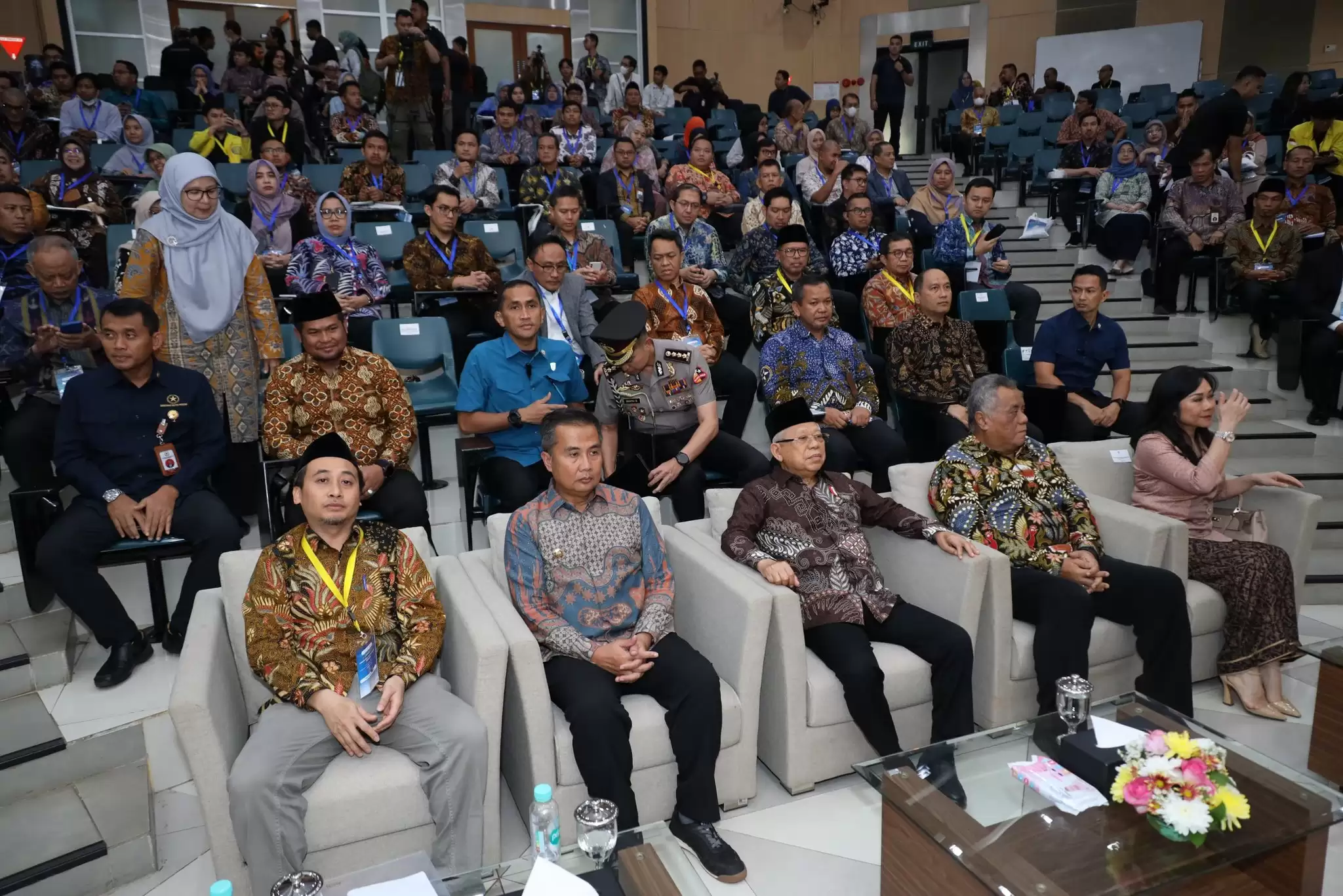 Wakil Presiden, Ma'ruf Amin (Duduk di kursi tengah) Menghadiri Peluncuran Indonesia Sharia Economic Outlook (ISEO) 2024 dan Peresmian Universitas Indonesia Industrial Government (Foto: Ist)