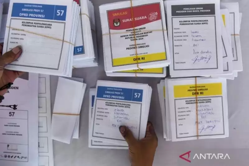 KPPS menyusun surat suara dalam simulasi pemungutan dan penghitungan suara Pemilu 2024 di Kantor KPU Jakarta Timur, Jakarta, 18 Desember 2023.