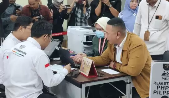 Personel tim hukum nasional AMIN, mendaftarkan permohonan perkara Perselisihan Hasil Pemilihan Umum (PHPU) atau gugatan pemilu di Gedung Mahkamah Konstitusi, Jakarta Pusat, Kamis (21/3/2024). [Foto: ANTARA]