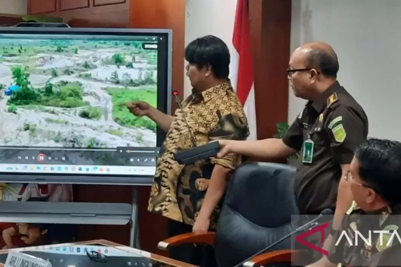 Bambang Hero Saharjo memparkan dampak kerusakan lingkungan akibat tambang timah di Provinsi Bangka Belitung, Senin (19/2) (Foto: Antara)