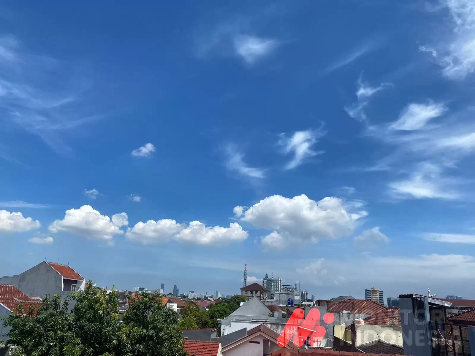 Langit Jakarta pada Rabu 20 Maret 2024. [Foto: Nuramin/MI]