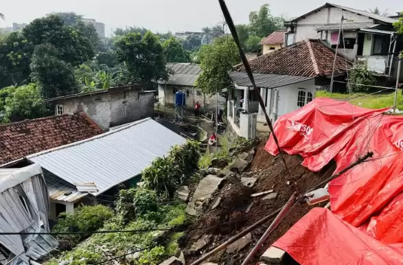 Lokasi longsor di Kelurahan Ciparigi, Kota Bogor, yang menyebabkan salah satu warga tertimbun. (Foto: ANTARA)
