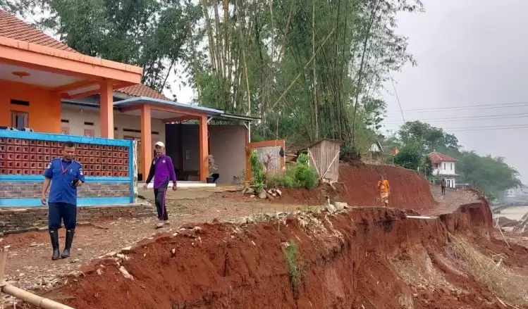 Petugas BPBD Kabupaten Tangerang, Banten saat melakukan pengecekan ke lokasi bencana longsor di Kelurahan Kadu Agung, Tigaraksa. (Foto: ANTARA/HO-BPBD Kabupaten Tangerang)