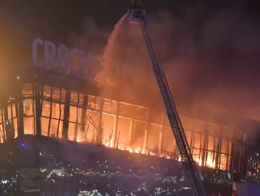 Tim penyelamat berusaha memadamkan api di tempat konser Crocus City Hall, yang terbakar menyusul serangan oleh sekelompok pria bersenjata di Moskow, Rusia, Jumat (22/3/2024). (Foto: Xinhua)
