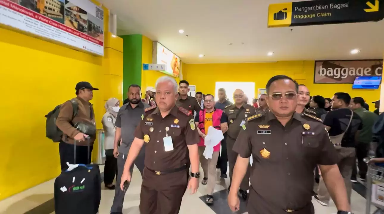 Tim Tabur Kejaksaan menangkap DPO tindak pidana korupsi bernisial DIU di Bandara Udara Internasional Soekarno-Hatta, Minggu (17/3/2024)