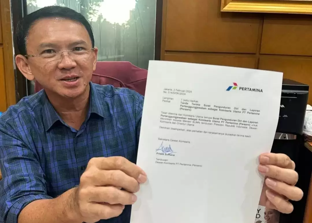 Basuki Tjahaja Purnama alias Ahok saat memperlihatkan surat pengunduran dirinya sebagai Komisaris Utama Pertamina (Foto: Instagram Ahok)