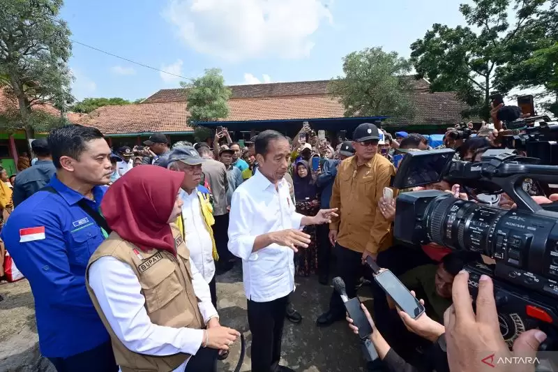 Presiden Joko Widodo (Jokowi) mengunjungi posko pengungsian warga terdampak banjir di SMK Ganesa Demak, Kabupaten Demak, Provinsi Jawa Tengah, Jumat (22/3/2024). (Foto: Biro Pers Sekretariat Presiden)