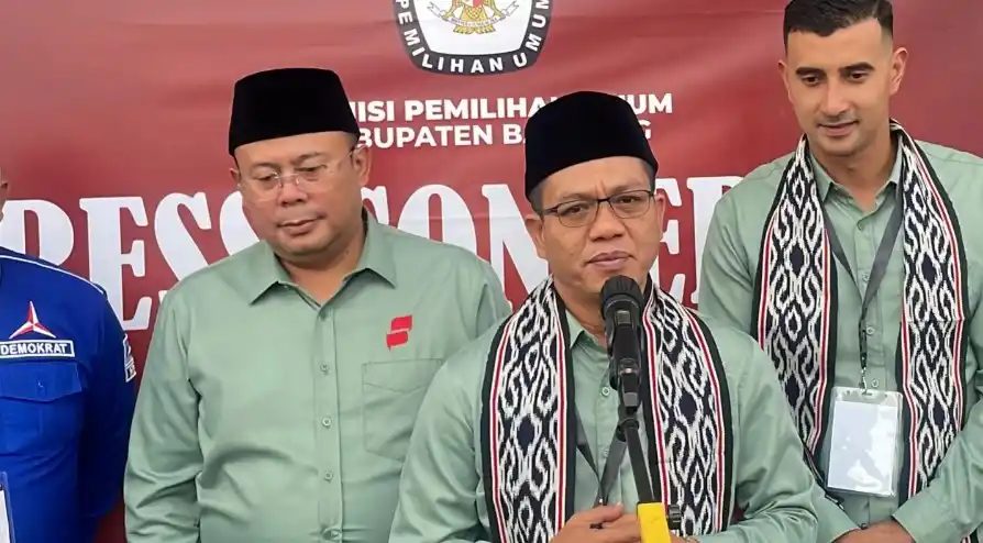Cabub Bandung Dadang Pasangan Calon Bupati dan Wakil Bupati Bandung Dadang-Ali usai mendaftar di KPU Kabupaten Bandung, Kamis (29/8/2024)