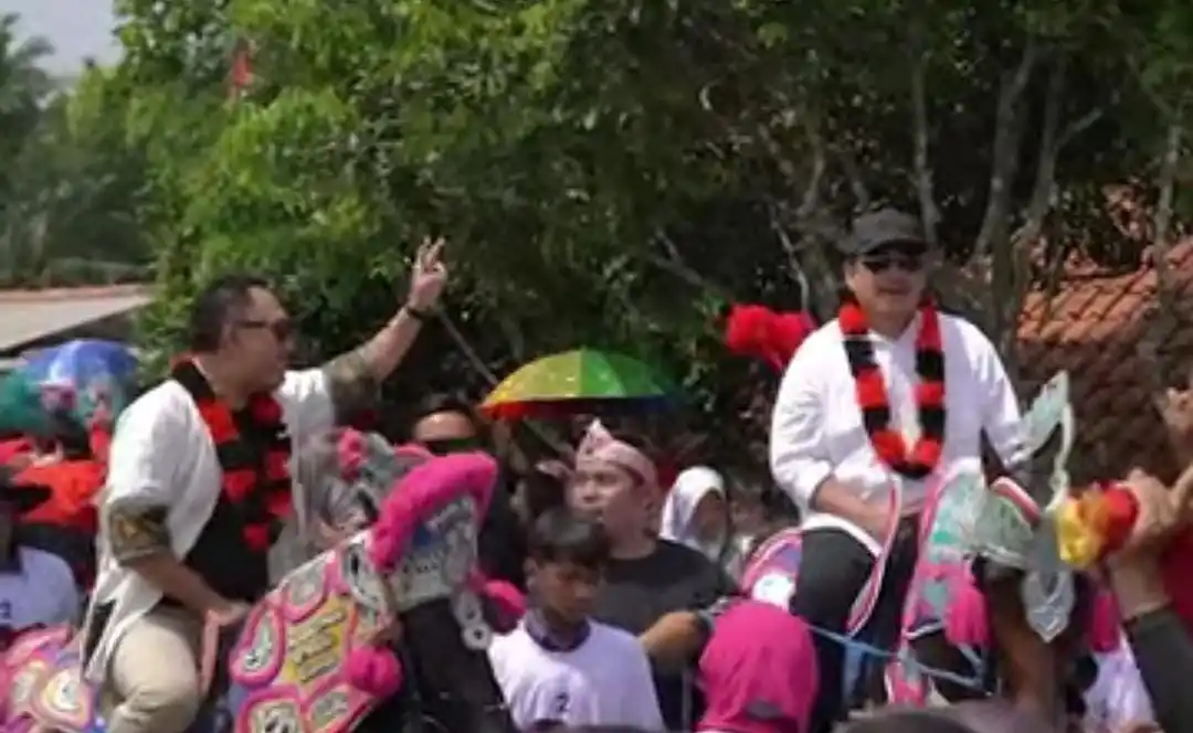 Cagub dan Cawagub nomor urut 2, Jeje Wiradinata dan Ronal Surapradja saat kampanye ke Kabupaten Sumedang, Jumat (18/10/2024). (Foto: Ist)