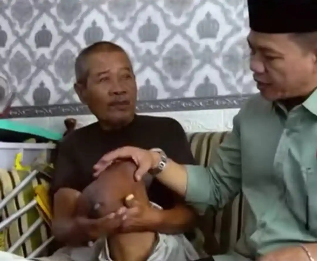 Calon Bupati (Cabup) Bandung nomor urut 2, Dadang Supriatna saat berkunjung ke rumah warga. (Foto: Tangkapan layar)