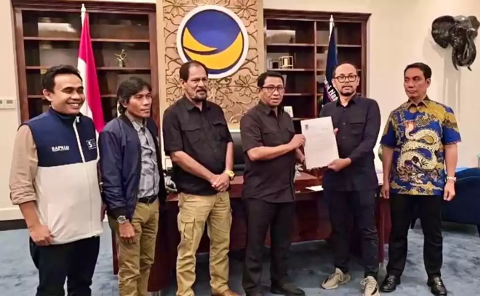 Calon Wali Kota dan Wakil Wali Kota Tidore Kepulauan, Syamsul Rizal dan Adam Dano menerima surat rekomendasi dari Partai Nasdem (Foto: Ist)