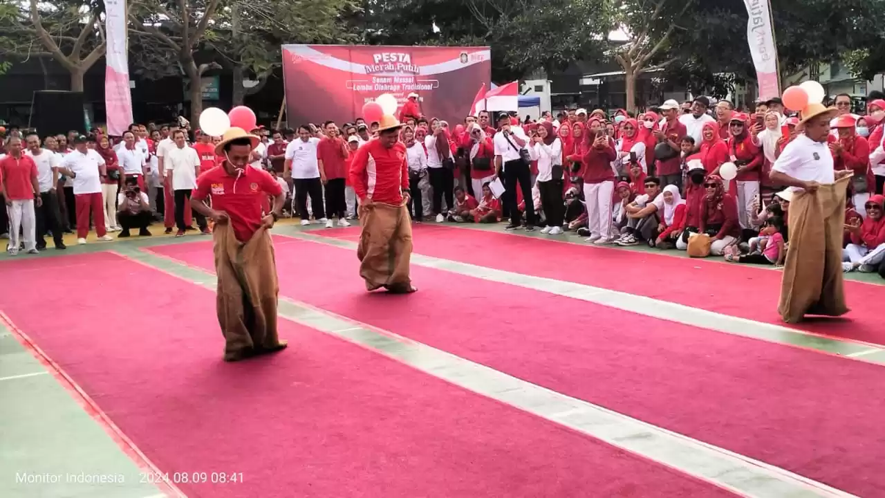 Acara Pesta Merah Putih dan Lomba Tradisional, di Sport Center Kota Blitar (Foto: Dok. MI/Joko Prasetyo)