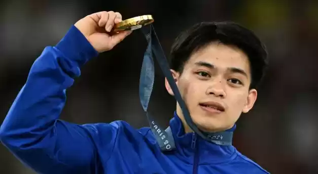 Atlet senam Filipina, Carlos Edriel Yulo berpose dengan medali emasnya setelah upacara pemberian medali Olimpiade Paris 2024 di Bercy Arena, Paris, Sabtu (3/8/2024). (Foto: ANTARA)