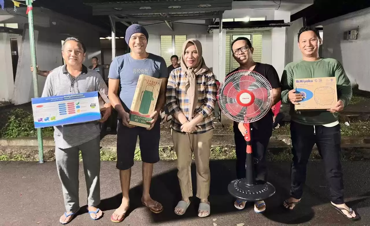 Owner Catering Ria, Fachria Fabanyo pose bersama dengan pemenang lomba (Foto: Istimewa)