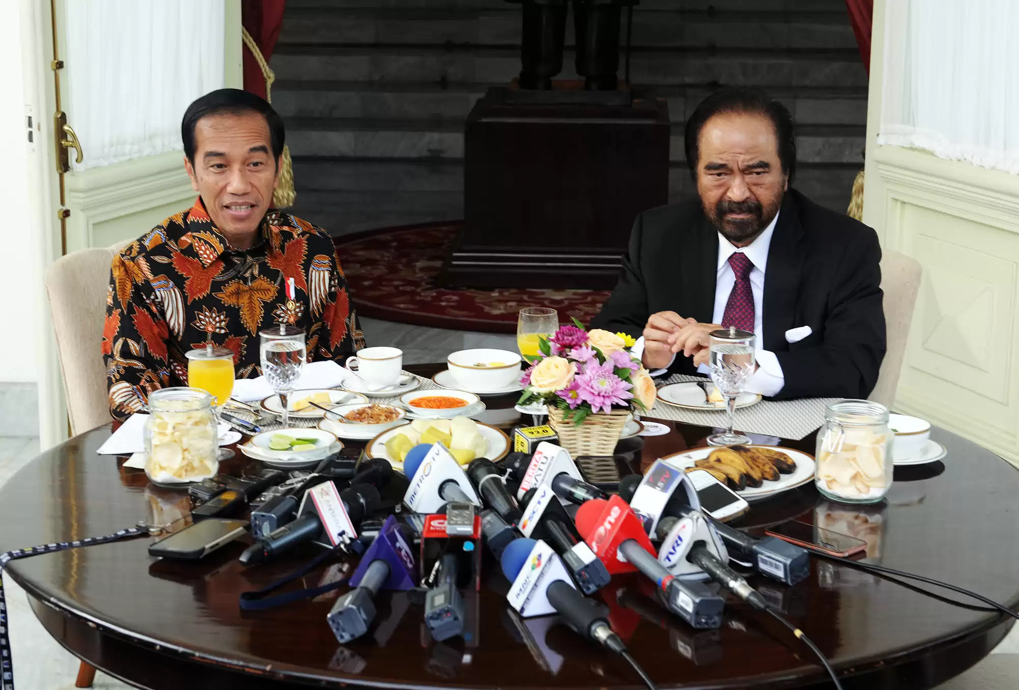 Presiden Joko Widodo (kiri) dan Ketua Umum Partai NasDem Surya Paloh [Foto: Setkab]