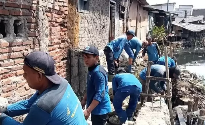 Para pekerja sedang melakukan normalisasi saluran air di wilayah Jakarta Barat. [Dok MI]
