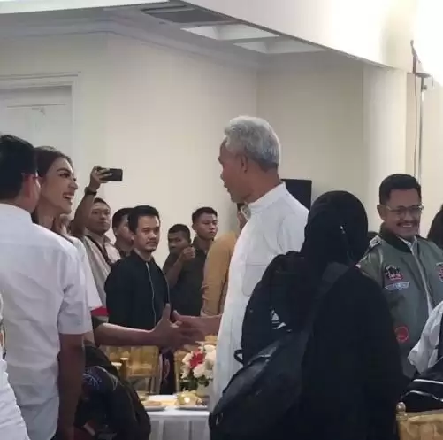 Calon presiden dan wakil presiden Ganjar Pranowo, mengunjungi posko pemenangan Teuku Umar untuk memantau hasil quick count di Jakarta, Rabu (14/2). [Foto: Repro/Ant]