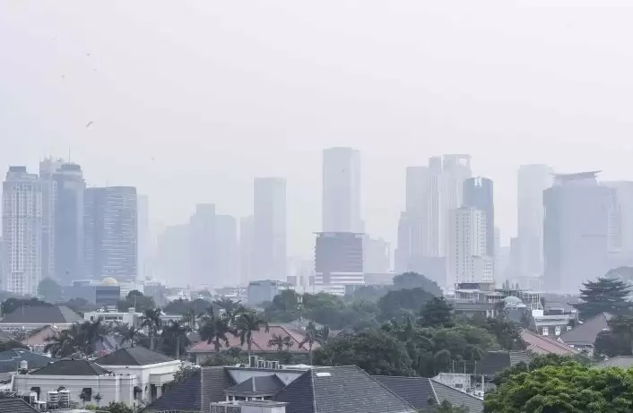 Suasana gedung-gedung bertingkat yang tertutup oleh kabut polusi di Jakarta [Foto: ANTARA/Galih Pradipta/nym]