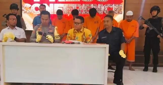 Kapolres Jembrana Ajun Komisaris Besar (AKBP) Endang Tri Purwanto memberikan keterangan penangkapan pelaku pencurian di Negara, Jembrana, Bali, Jumat (15/3/2024). (Foto: ANTARA)