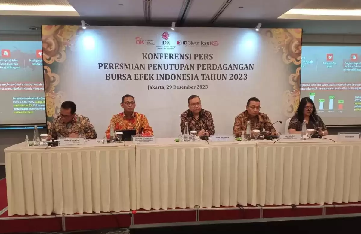 Jajaran direksi Bursa Efek Indonesia (BEI) dan Otoritas Jasa Keuangan (OJK) dalam Konferensi Pers Peresmian Penutupan Perdagangan Bursa Efek Indonesia (BEI) Tahun 2023 (Foto: Antara)