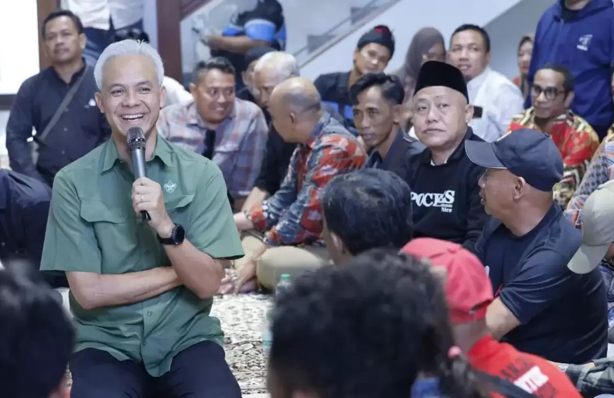 Calon Presiden RI Ganjar Pranowo saat menemui sejumlah nelayan yang tergabung dalam organisasi Kesatuan Nelayan Tradisional Indonesia (KNTI) dan Himpunan Nelayan Seluruh Indonesia (HNSI) di kediamannya di Patra Kuningan, Jakarta (Foto: Antara)