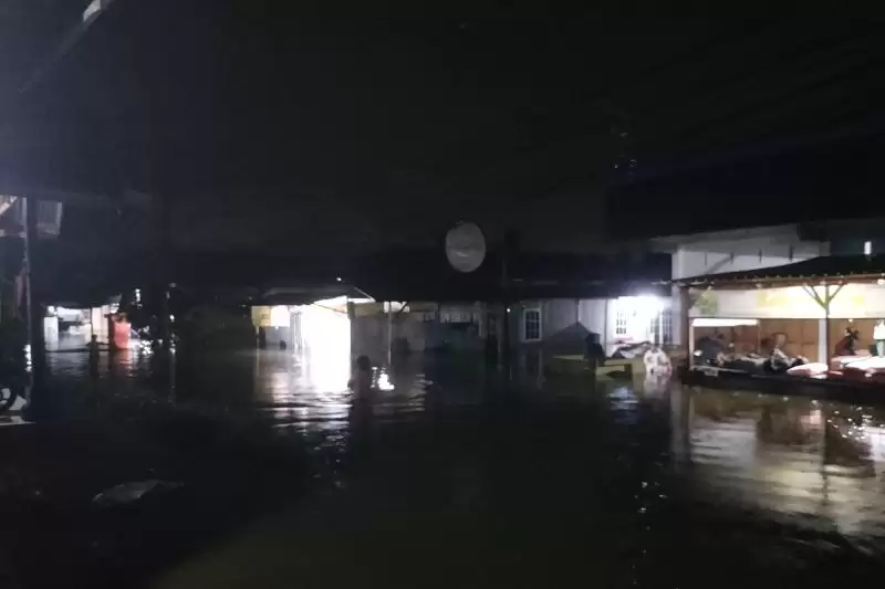 Banjir yang menggenangi kawasan Parak Jambu Kelurahan Dadok Tunggul Hitam, Padang, Sumatra Barat, Jumat (8/3/2024) sekitar pukul 04.52 WIB. [Foto: ANTARA]