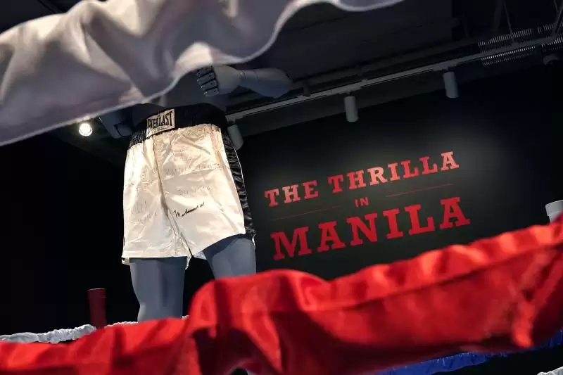 Celana pendek yang dikenakan Muhammad Ali, dalam pertandingan tinju legendaris "Thrilla in Manila". (Foto: AFP)