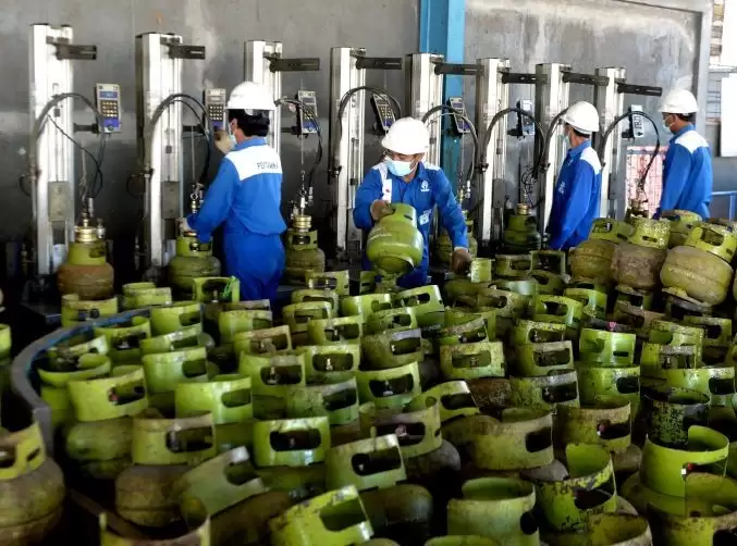 Petugas mengisi ulang gas elpiji ke dalam tabung tiga kilogram di Stasiun Pengisian dan Pengangkutan Bulk Elpiji (SPPBE) Sadikun LPG 3 Kg [Foto: ANTARA]
