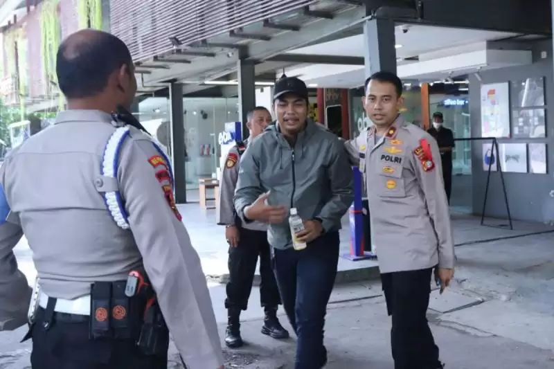 Kapolsek Mampang Prapatan, Kompol David Yunior Kanitero (kanan) menggandeng seorang terduga pelaku pengeroyokan di Jakarta, Kamis (7/3/2024). [Foto: ANTARA]