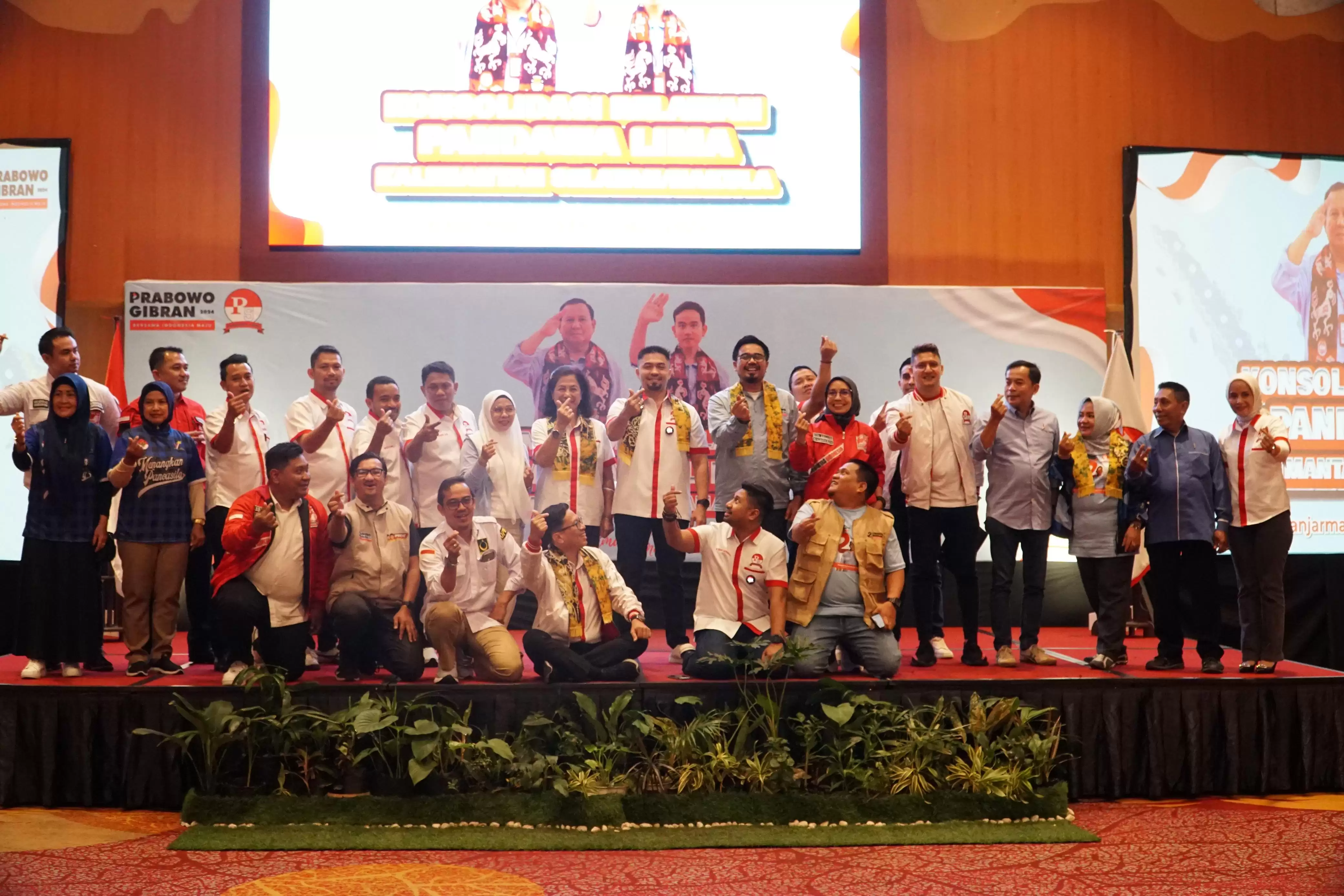 Pertemuan dan konsolidasi politik antara Pandawa Lima dan Tim Kampanye Daerah (TKD) Prabowo-Gibran di Hotel Galaxy Banjarmasin, Jum'at (15/12)