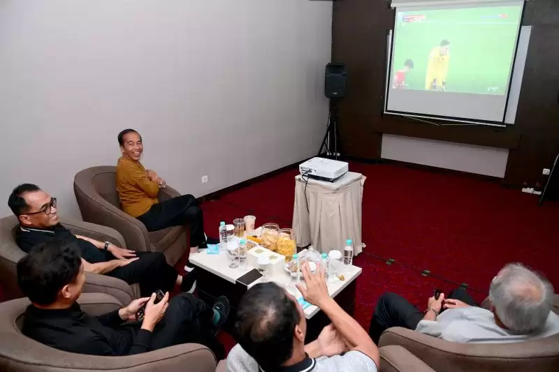 Presiden RI Joko Widodo (Jokowi) bersama sejumlah menteri Kabinet Indonesia Maju menonton bareng laga timnas Indonesia melawan Vietnam di Kota Palu, Sulawesi Tengah, Selasa (26/3/2024). [Foto: Setpres]
