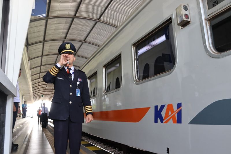 Petugas PT KAI (Persero) di Stasiun Madiun, Kamis (30/11/2023).  (Foto: MI/ANTARA)