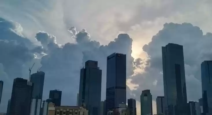 Suasana gedung pusat perkantoran dan bisnis di Jakarta berlatar belakang langit Jakarta dengan cuaca cerah. (Foto: Antara)