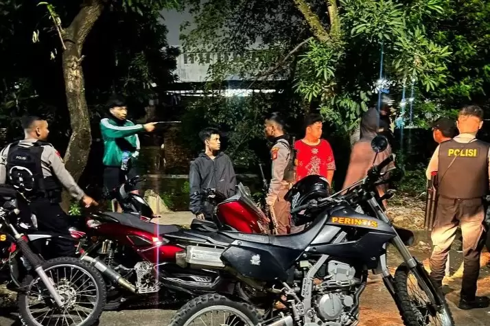Polres Metro Jakarta Timur menangkap enam remaja yang diduga akan melakukan tawuran di Jatinegara, Jakarta Timur, Minggu (24/3/2024). (Foto: ANTARA)