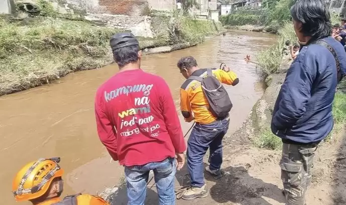Proses pencarian korban terseret arus di kawasan Jalan Jodipan Wetan IIIC, Kota Malang, Jawa Timur, Sabtu (23/3/2024). (Foto: ANTARA)