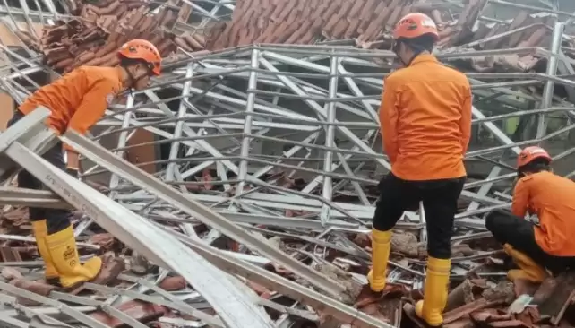 Petugas BPBD melakukan evakuasi di bangunan SMAN 1 Ciampea, Kabupaten Bogor, Jawa Barat, Kamis (14/3/2024). (Foto: ANTARA)